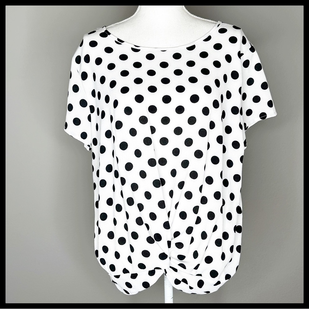 Cha Cha Vente White and Black Polka Dot Short Sleeve Blouse with Knotted…